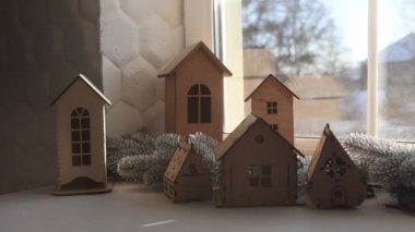 Pencere kenarındaki ahşap evler, yeni yıl dekorları, kış tatilleri.