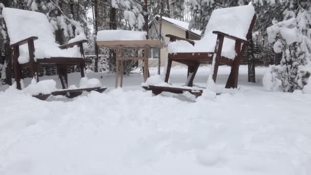 Dwa Krzesła Ogrodowe Pokryte Śniegiem Pobliżu Domu Zimą Okres Zimowy — Wideo stockowe