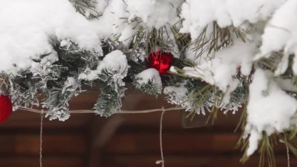 雪に覆われたクリスマスの装飾やガーランド 冬の期間 — ストック動画