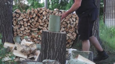 Adam ağır çekimde odun kesiyor, kereste hasat ediyor.