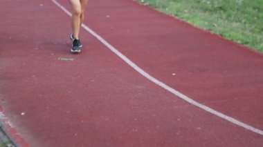 Yavaş çekim stadyumunda koşan kilo veren kız, yaz.