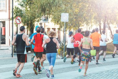 Sabah grubu şehrin sokaklarında koşuyor, spor müsabakaları...