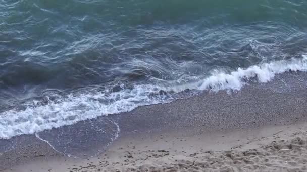 파도는 해안에 위에서보기 — 비디오