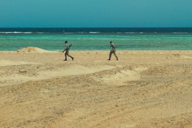 Çöl boyunca koşan Arap askerleri, savaş, insan kaderleri.