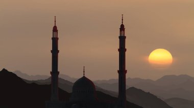 Dağların arkasındaki camii ve batan güneşi, dini