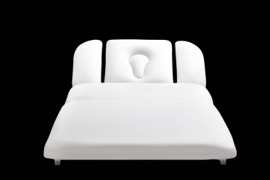 Masaj koltuğu siyah arka planda izole edilmiş, kozmetik prosedürler