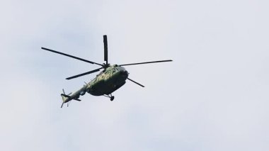 Havada uçan askeri helikopter. Ağır çekim, uçuş.