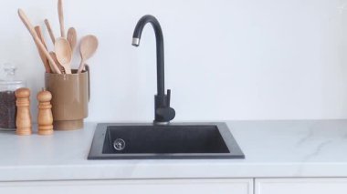 Minimalist, yüksek teknoloji mutfak, yavaş çekim panorama, yeni konut