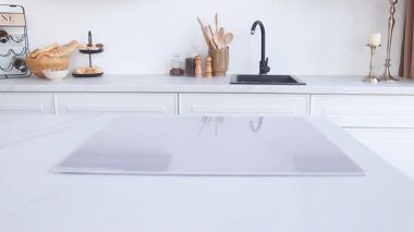 Minimalist, siyah beyaz renkli mutfak, yeni konut