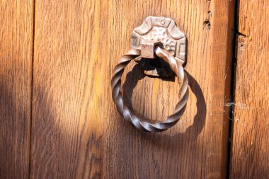 Tahta kapılarda güzel, eski, yuvarlak bir kapı kolu, yaz.