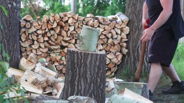 Adam ağır çekimde kütük kesiyor