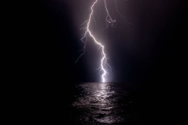 Gece ve yaz aylarında denizde şimşek çakar.