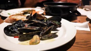 Yaz mevsiminde soslu haşlanmış midye.