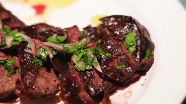 Soğanlı ızgara biftek ve tabakta otlar, yaz.