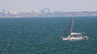 Yelkenli yat deniz dalgaları arasında süzülüyor, yaz