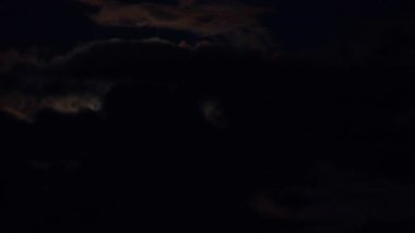 Ayın hızlandırılmış zamanı gökyüzünde hareket ediyor, hasat zamanı