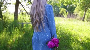 Beyaz saçlı kız buketle yürüyor, yaz tatili