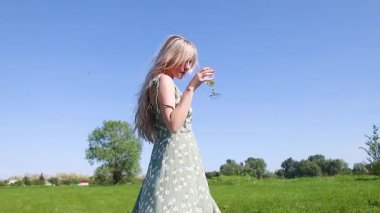 Beyaz saçlı kız yaz pikniğinin, yaz tatilinin tadını çıkarıyor.