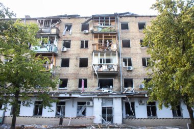 Patlamış camları ve enkazı olan apartman dairesi, standart olmayan bir durum.