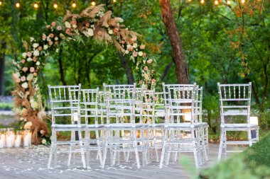 Bahçe düzeninde düğün sandalyeleri, tatil