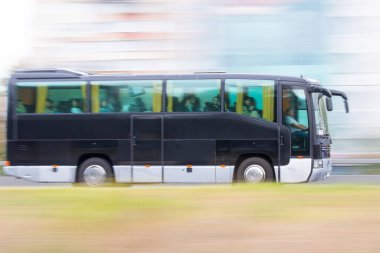 Şehir trafiğinde yolcu tur otobüsü, ulaşım