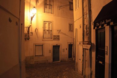 LISBON, PORTUGAL - 9 ARALIK Dar ve dolambaçlı sokaklar Lizbon 'un tarihi Alfama mahallesini tanımlıyor.