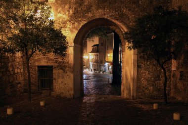Castelo do Arco, 9 Aralık 2021 tarihinde Portekiz 'in Lizbon şehrinde bulunan Alfama bölgesindeki antik Castelo de Sao Jorge' ye giriş izni veren bir kapı görevi görmektedir.