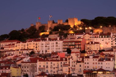 LISBON, PORTUGAL - 3 Aralık 2021 'de Lizbon, Portekiz' deki Lizbon şehrindeki Castelo de Sao Jorge tüm tarihi mekanların en popülerlerinden biridir.