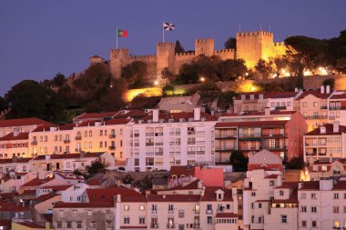 LISBON, PORTUGAL - 3 Aralık 2021 'de Lizbon, Portekiz' deki Lizbon şehrindeki Castelo de Sao Jorge tüm tarihi mekanların en popülerlerinden biridir.
