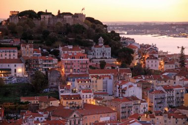 LISBON, PORTUGAL - 3 Aralık 2021 'de Lizbon, Portekiz' deki Lizbon şehrindeki Castelo de Sao Jorge tüm tarihi mekanların en popülerlerinden biridir.