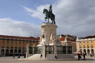 LISBON, PORTUGAL - 8 Aralık 2021 'de Lizbon, Portekiz' de Avrupa 'nın en büyük meydanı olan Lizbon, Portekiz' in merkezinde Kral I. Jose 'nin bir heykeli yer almaktadır.