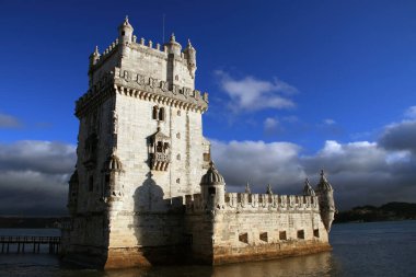 Belem Kulesi, 4 Aralık 2021 'de Lizbon, Portekiz' deki Lizbon limanının girişini korumak için 1515 'te bir işaret ve kale olarak inşa edilmiş.