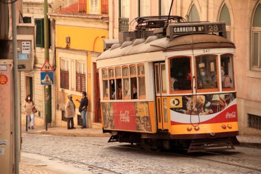 LISBON, PORTUGAL - 6 Aralık 2021 Lizbon, Portekiz 'de tüm tramvay hatlarının en popüler ve simgesel tramvay hattıdır.