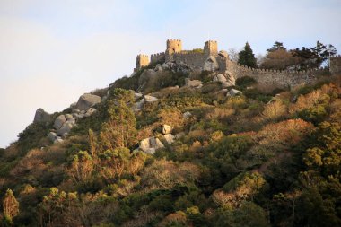 Portekiz 'in Sintra kentindeki en önemli turizm merkezlerinden biri, bugün Castelo dos Moros olarak bilinen antik İslami kaledir.