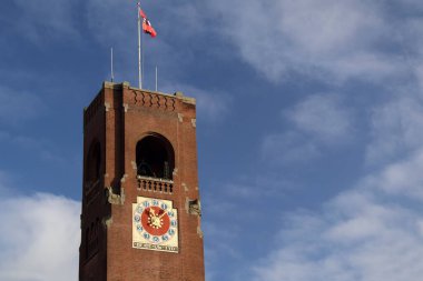 Amsterdam borsası, burada tasvir edilen tuğla saat kulesiyle, dünyada türünün ilk örneğiydi, tarih 10 Aralık 2023, Amsterdam, Hollanda.