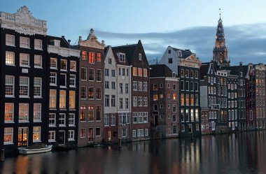 AMSTERDAM, HOLLLAND - 11 ARALIK Amsterdam 'daki Damrak Kanal Evleri 11 Aralık 2023' te Amsterdam, Hollanda 'da gezginlerin hayran kalacağı en resimli mimarilerden bazılarını sunuyor.
