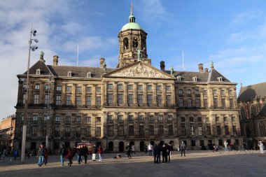 AMSTERDAM, HOLLAND - 10 Aralık 2023 'te Amsterdam, Hollanda' da bulunan ve Baraj Meydanı 'nda yer alan Kraliyet Sarayı, Amsterdam' ın en çok ilgi çeken noktalarından biridir.