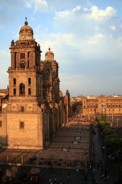 MEXICO, MEXICO CITY 15 Nisan: Amerika 'da inşa edilen ilk katedrallerden biri, Mexico City Metropolitan Katedrali 15 Nisan 2022' de Mexico City 'ye gelen ziyaretçiler için bir zorunluluk.