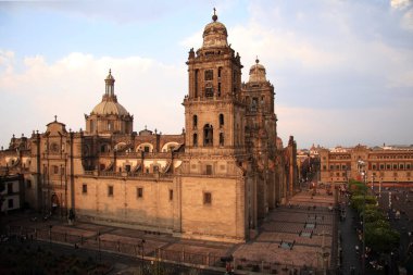 MEXICO, MEXICO CITY 15 Nisan: Amerika 'da inşa edilen ilk katedrallerden biri, Mexico City Metropolitan Katedrali 15 Nisan 2022' de Mexico City 'ye gelen ziyaretçiler için bir zorunluluk.