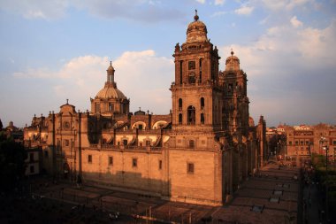 MEXICO, MEXICO CITY 15 Nisan: Amerika 'da inşa edilen ilk katedrallerden biri, Mexico City Metropolitan Katedrali 15 Nisan 2022' de Mexico City 'ye gelen ziyaretçiler için bir zorunluluk.