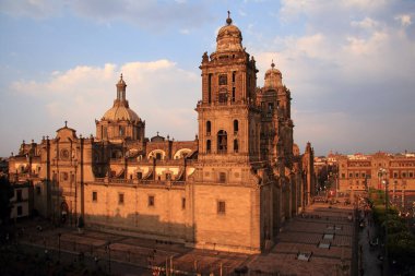 MEXICO, MEXICO CITY 15 Nisan: Amerika 'da inşa edilen ilk katedrallerden biri, Mexico City Metropolitan Katedrali 15 Nisan 2022' de Mexico City 'ye gelen ziyaretçiler için bir zorunluluk.