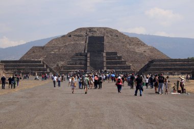 TEOTIHUACAN, MEXICO 22: Meksika 'nın dışındaki Teotihuacan antik Mezoamerikan harabeleri, her yıl 11 Nisan 2022' de Teotihuacan, Meksika 'ya sayısız ziyaretçi ve turist çeker.