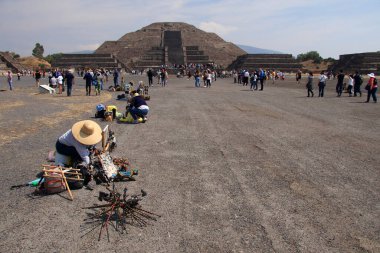 TEOTIHUACAN, MEXICO 22: Meksika 'nın dışındaki Teotihuacan antik Mezoamerikan harabeleri, her yıl 11 Nisan 2022' de Teotihuacan, Meksika 'ya sayısız ziyaretçi ve turist çeker.