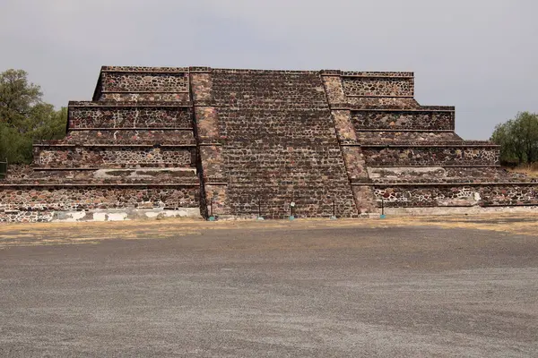 stock image The ancient Mesoamerican ruins of Teotihuacan, outside of Mexico City, draws countless visitors and tourists each year