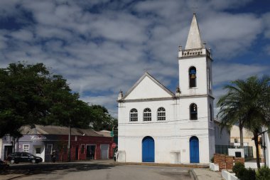 St Benedict tarihi kilisesi, Brezilya 'nın Morretes şehrinde 10 Nisan 2023 tarihinde Parana eyaletinde bulunan Morretes eski sömürge kasabasına giren ziyaretçileri selamlıyor.