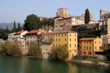 BASSANO DEL GRAPPA, NOVEMBER 9: Brent Nehri üzerinde yer alan Bassano del Grappa, 9 Kasım 2024 tarihinde İtalya 'nın Bassano del Grappa kentindeki Alplerin eteklerine açılan bir kapı olarak hizmet vermektedir.