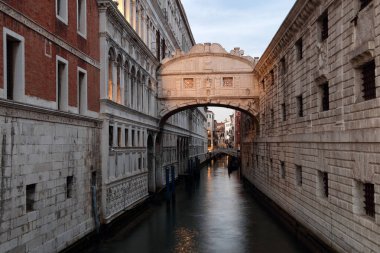 Venedik, İtalya - 10 Kasım 2024 'te Venedik, İtalya' yı ziyaret eden turistler için Doges Sarayı 'nın bir parçası olan tarihi İç Çekiş Köprüsü her yıl 10 Kasım 2024' te Venedik, İtalya 'da önemli bir ilgi odağı olarak hizmet vermektedir.
