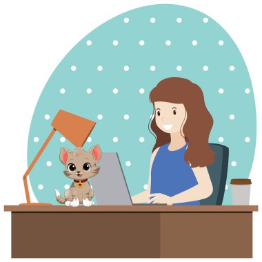 Masada kedi resimleriyle çalışan bir kadın.