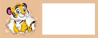 Sevimli kaplan yavrusu yırtık kağıda bakıyor.