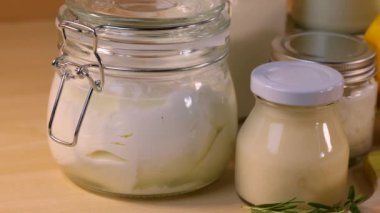 Bir masanın üzerine çeşitli süt ürünleri yerleştirildi